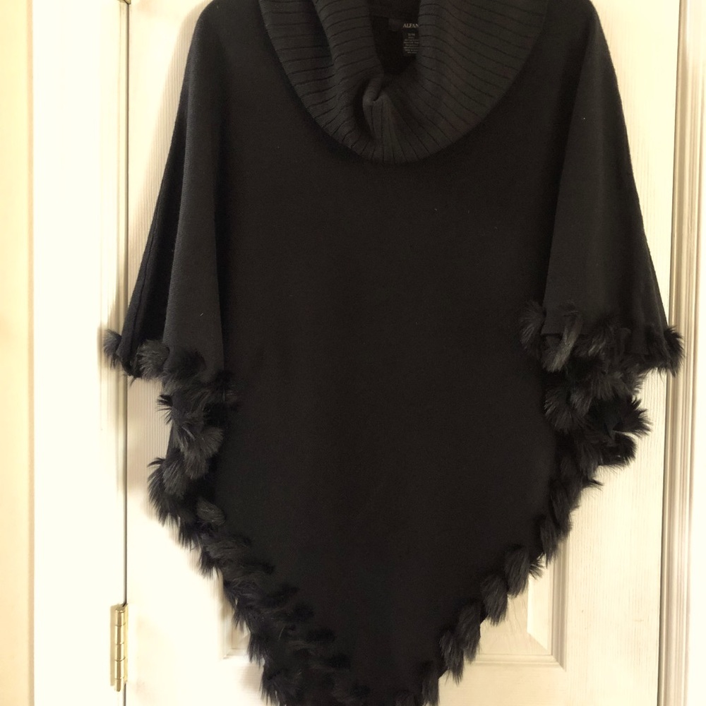 ALFANI beautiful like new cowl neck poncho with faux fur trim. S/M soft acrylic.